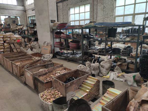 滑塊、電路板、刀架、定位盤、行程開關(guān)、水泵等 滑塊、電路板、刀架、定位盤、行程開關(guān)、水泵等